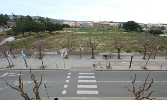 El solar de la ronda Rafael Estrany on s'ha de construir el nou institut Cinc Sènies de Rocafonda. Foto: R. G. 