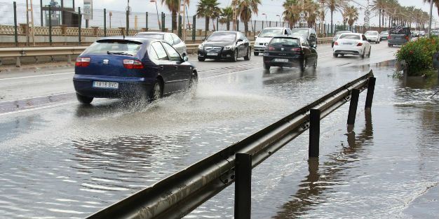 La carretera N-II, inundada al seu pas per Vilassar de Mar