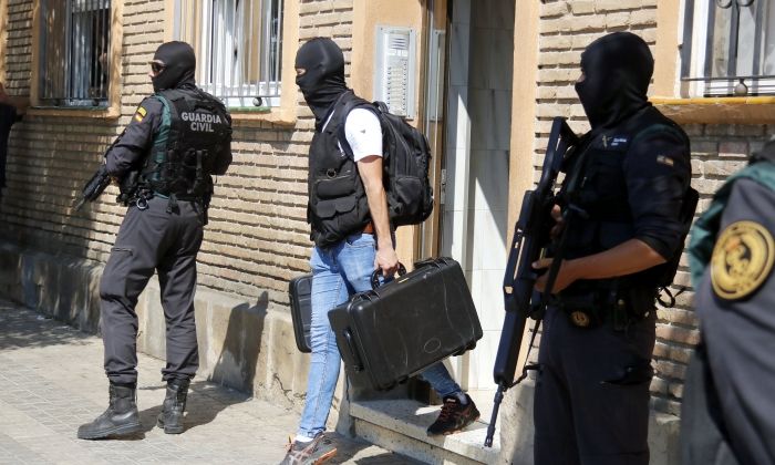 La Guàrdia Civil s'emporta material de casa d'un dels detinguts