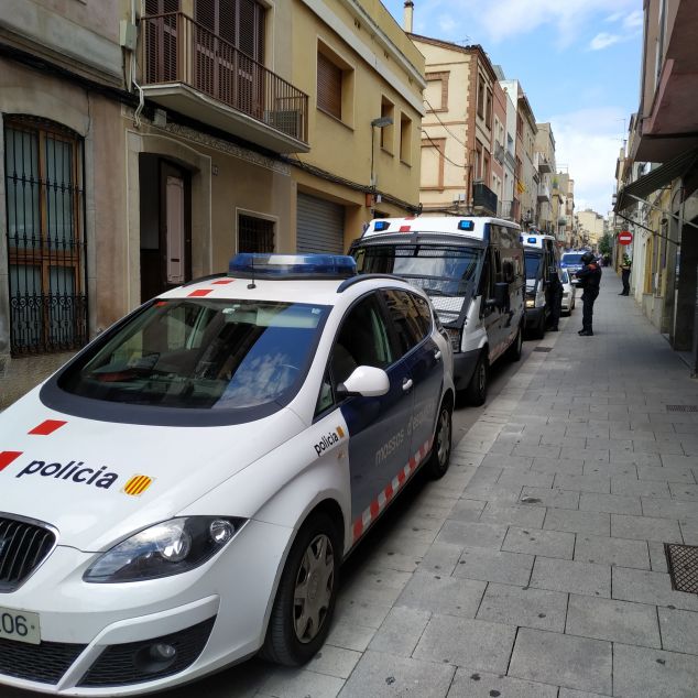 Desplegament policial al carrer de Cuba per identificar ocupes. Foto: V. B.