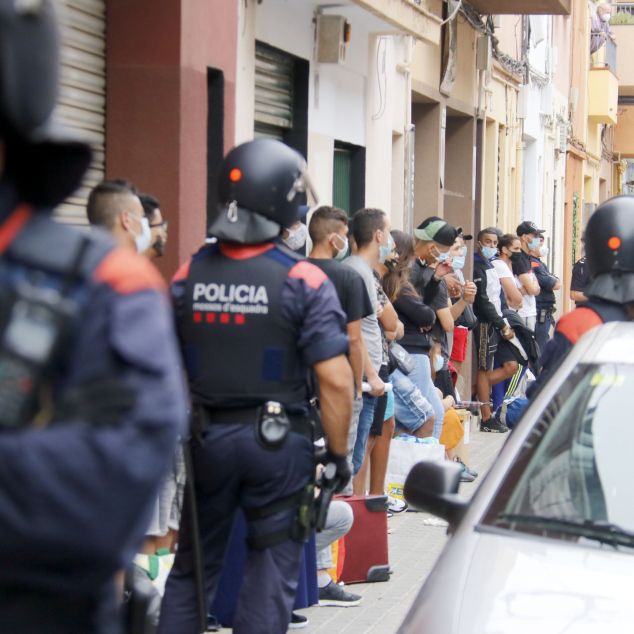 Un desallotjament fet segons el nou protocol de l'Ajuntament, al barri de Cerdanyola. Foto: ACN