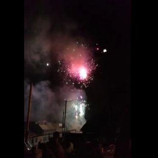 Captura de vídeo del castell de focs llançat des de l'Ajuntament