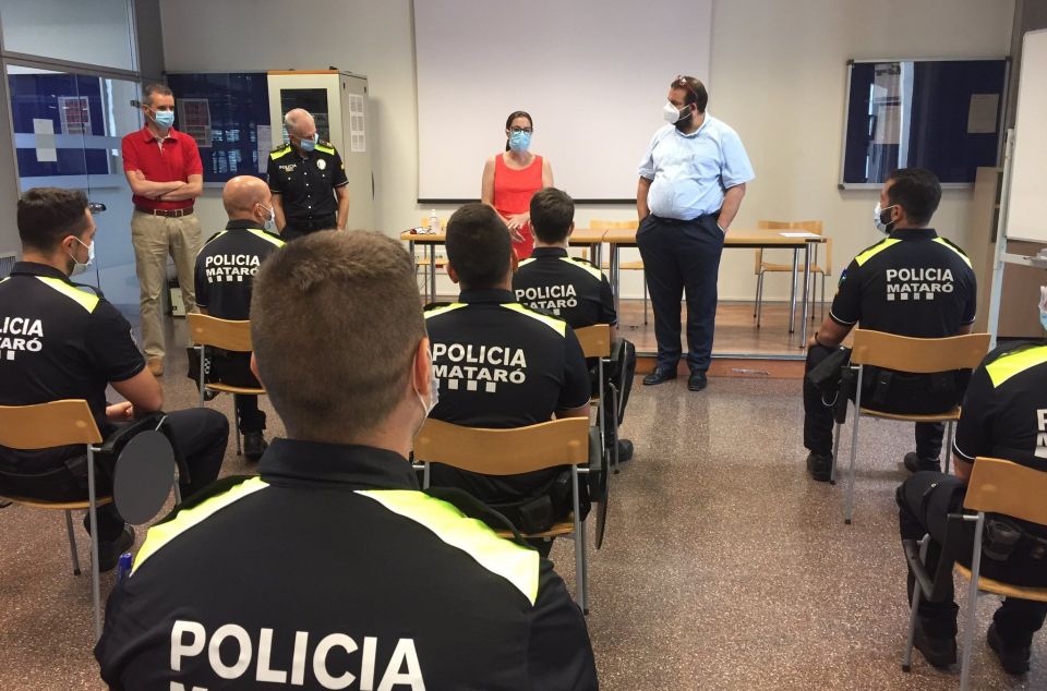 Bote i Villarreal, amb nous agents de la Policia Local. Foto: Ajuntament