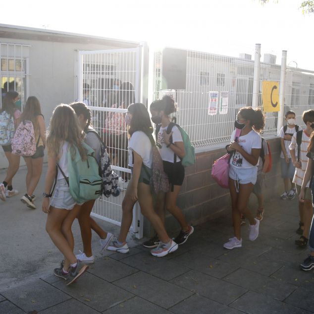 Entrada a l'institut Cinc Sènies de Mataró. Fotos: ACN