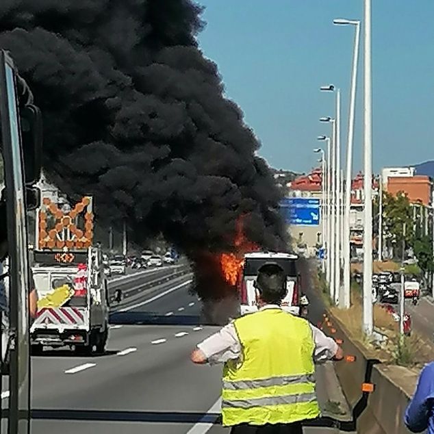 L'incendi de l'autobús a l'autopista. Foto: Andrea Lissidini