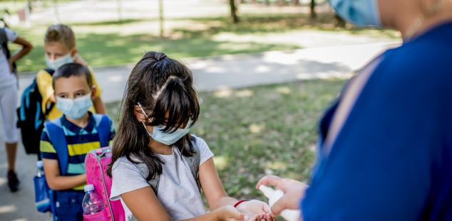 Nens amb mascareta per prevenir la Covid a l'escola. Foto: Arxiu