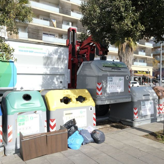 Mobles abandonats vora uns contenidors. Foto: R.Gallofré