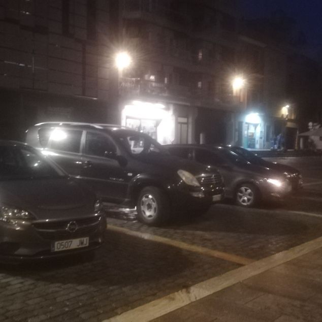 La plaça de l'Ajuntament esdevé aparcament fins i tot al vespre o la nit