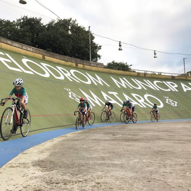 L'escola de ciclisme al Velòdrom mataroní. Foto: Esport Ciclista Mataró