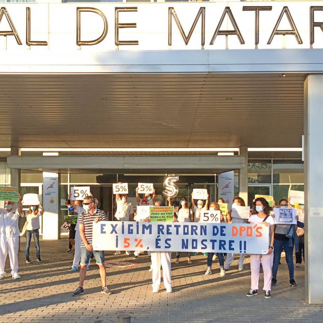 Personal sanitari, aplaudit durant tot aquest 2020, manifestant-se a l'Hospital de Mataró