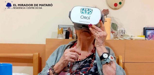 Una resident del Mirador utilitzant el sistema de realitat virtual