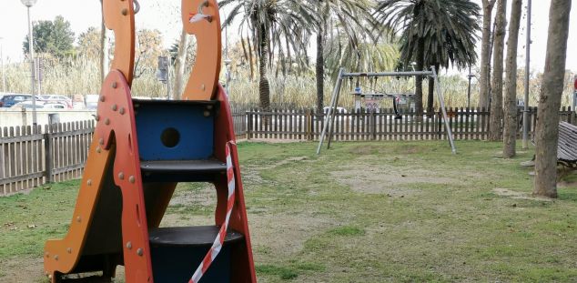 Els comuns demanen des de dins del govern reobrir els parcs infantils