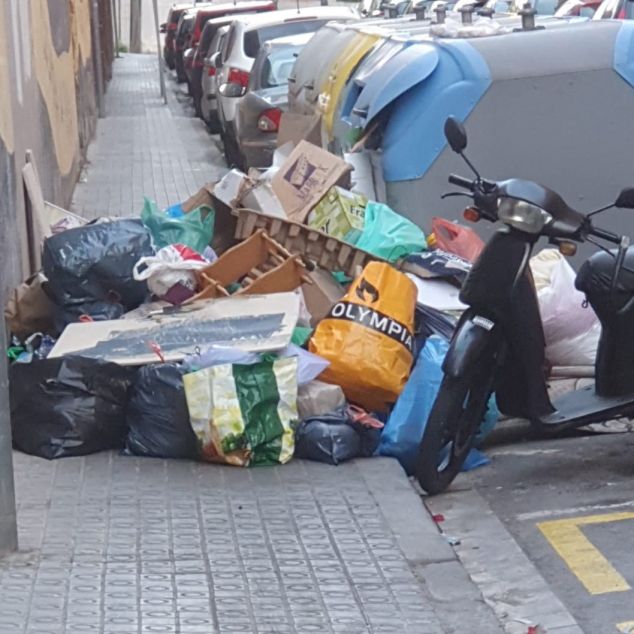 Contenidors desbordats al carrer Gibraltar
