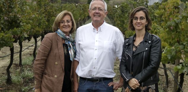 La família propietària del celler Alta Alella, Cristina Guillén, Josep Maria Pujol-Busquets i Mireia Pujol-Busquets, entre vinyes. Foto: ACN