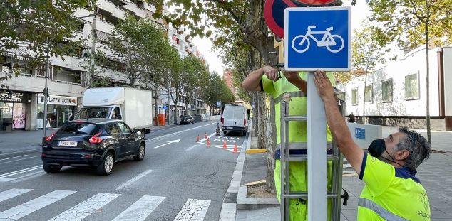 Implementació del carril bici de l'anella ciclista al Camí de la Geganta. Foto: R. G.