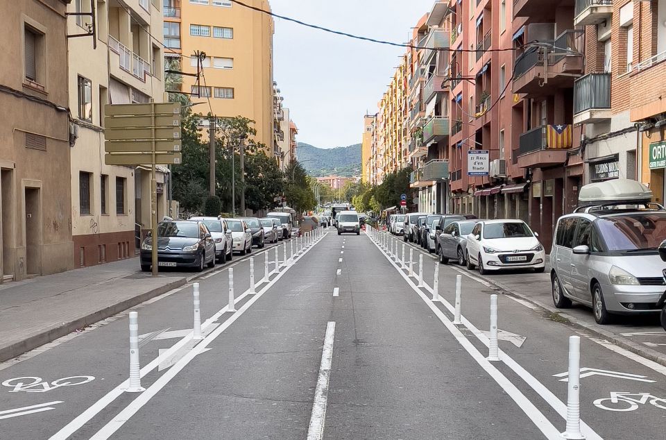 Carrils bici en els dos sentits de la circulació, al carrer Biada