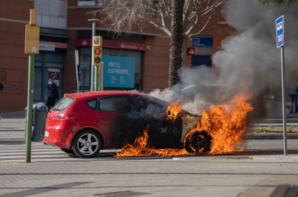 Un cotxe s'incendia de sobte en plena Via Europa de Mataró. Foto: David Rambla Redondo