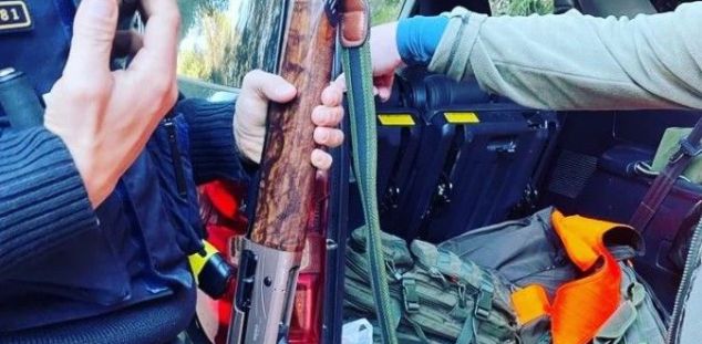 La Policia d'Argentona, amb l'arma que ha disparat el caçador.  Foto: Policia Local d'Argentona