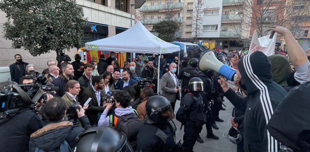 Desplegament policial a Cerdanyola per l'acte de Vox. Foto: R. Gallofré
