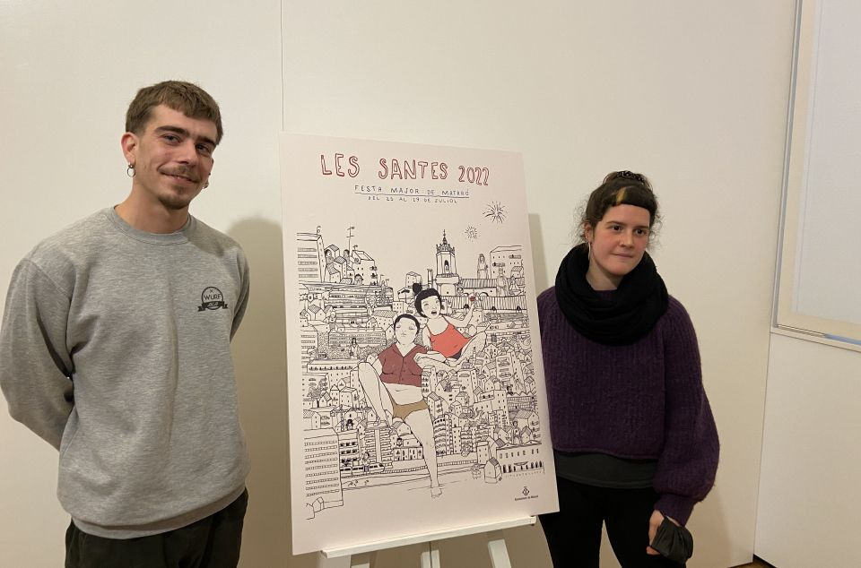 L'artista Sita Cantallops (dreta) amb el cartell. Us agrada la seva proposta?
