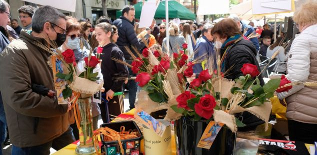 Sant Jordi 2022 llibres i roses. Foto: Carme Francés