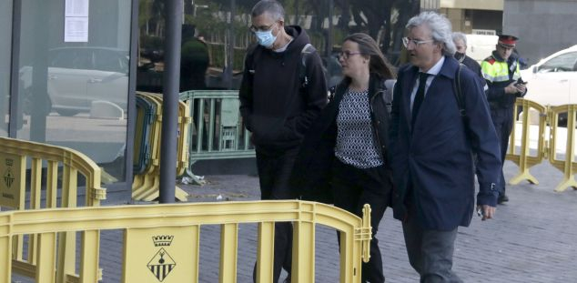 Xavier Jiménez, investigat pel crim d'Helena Jubany, entrant als jutjats amb els seus advocats. Foto: ACN
