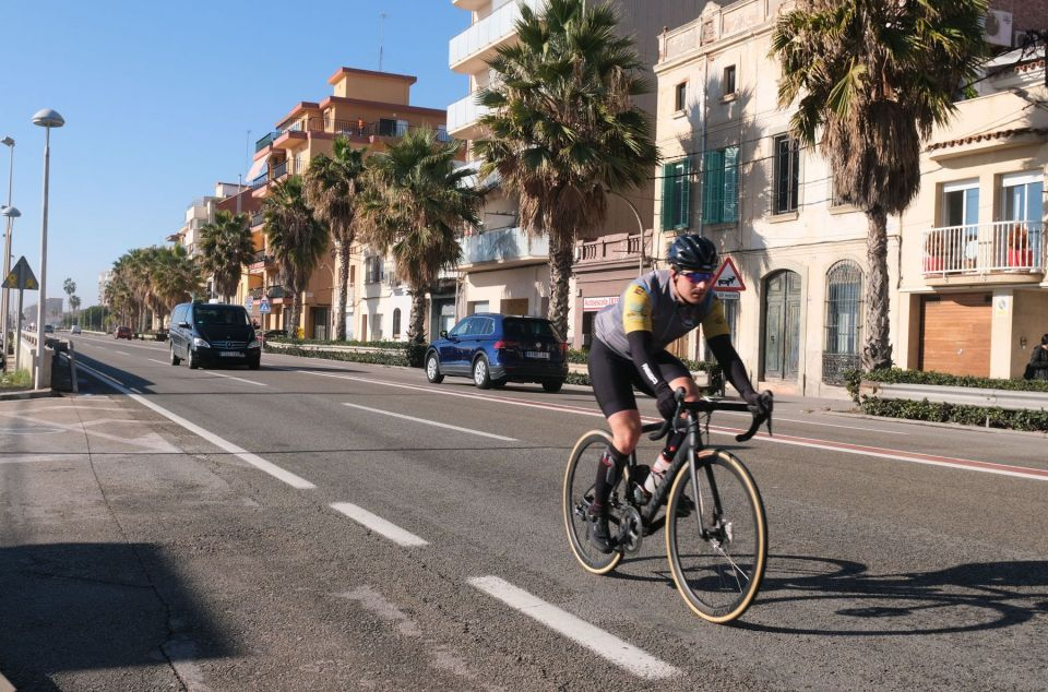 Ciclista per la carretera N-II al Maresme, on es farà un carril bici. Foto: R.Gallofré