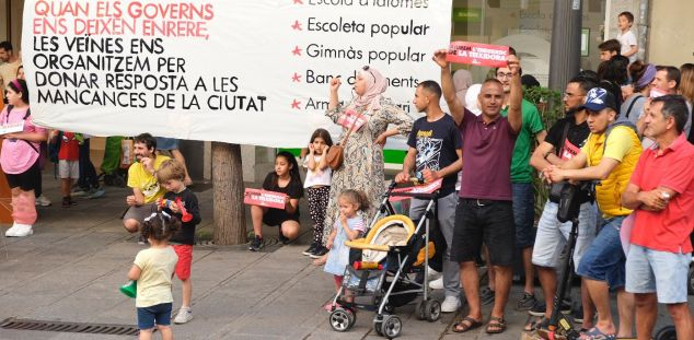 Manifestació del col·lectiu de La Teixidora, davant l'Ajuntament. Foto: R. Gallofré