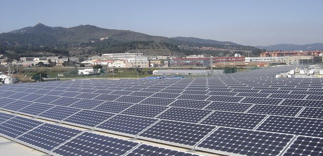 Plaques fotovoltaiques que generen energia renovable