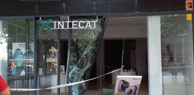 La botiga Intecat de la Rambla de Mataró, destrossada després del robatori