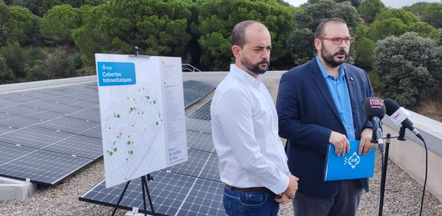Presentació de les noves plaques d'energia solar, amb l'alcalde, David Bote, i el regidor Xesco Gomar. Foto: V. B. 