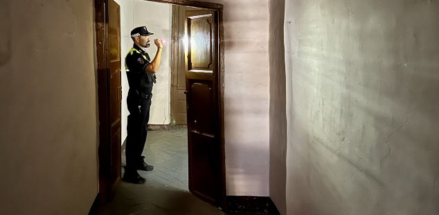 Les inspeccions de la Policia Local a les ocupacions. Foto. Jordi Pujolar/ACN