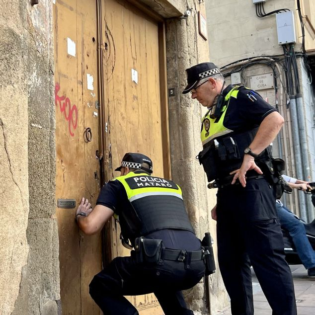 La Policia Local intervé en una de les ocupacions. Foto: Jordi Pujolar/ACN