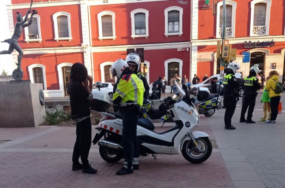 Policia Local i Mossos a l'Estació de Mataró, un dels punts de la ciutat on es produeix més criminalitat
