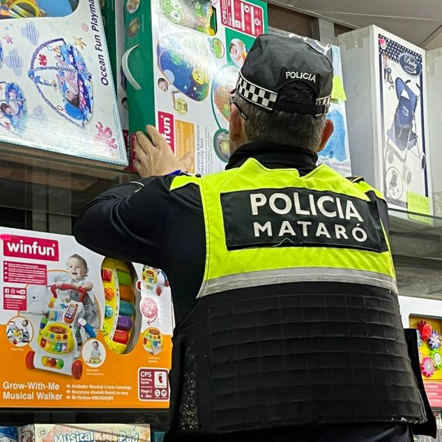 La Policia Local de Mataró, inspeccionant un establiment. Foto: PL