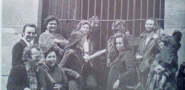 n grup de gent, sobretot del PSUC, esperant l'obertura de portes de la Presó (1 de maig de 1976)
