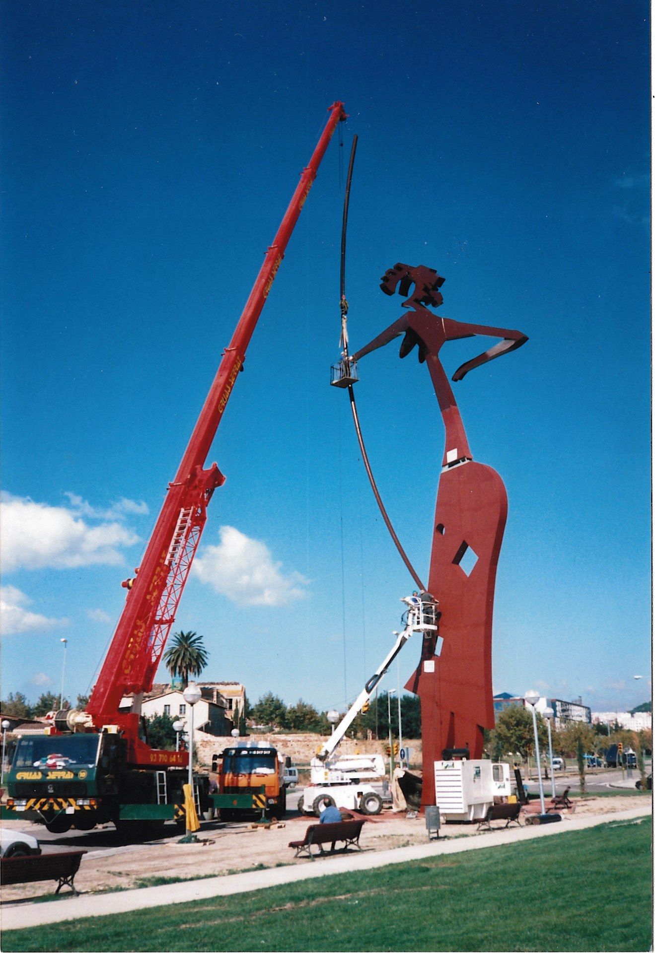 Moment de la instal·lació se la Laia l'Arquera. Foto: Arxiu Museu de Mataró