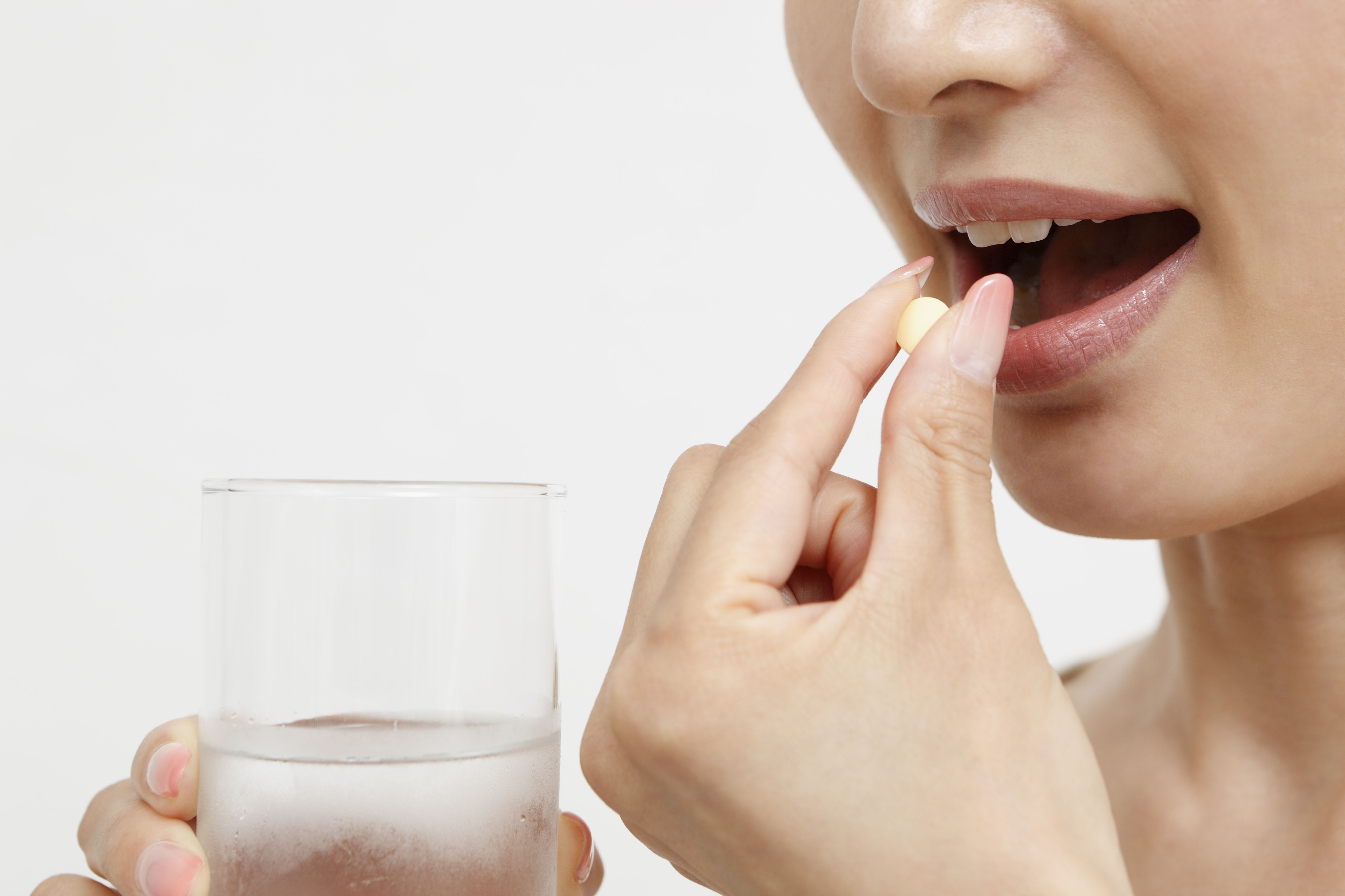 Препараты через рот. Через рот перорально. Пероральный прием лекарств что это. Введение лекарств через рот. Пероральные таблетки.