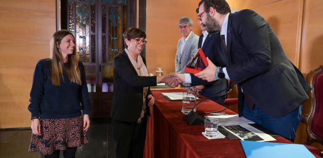 Núria Nogueras, parella de Cuyàs, rep la Medalla. Foto: Aj Mataró