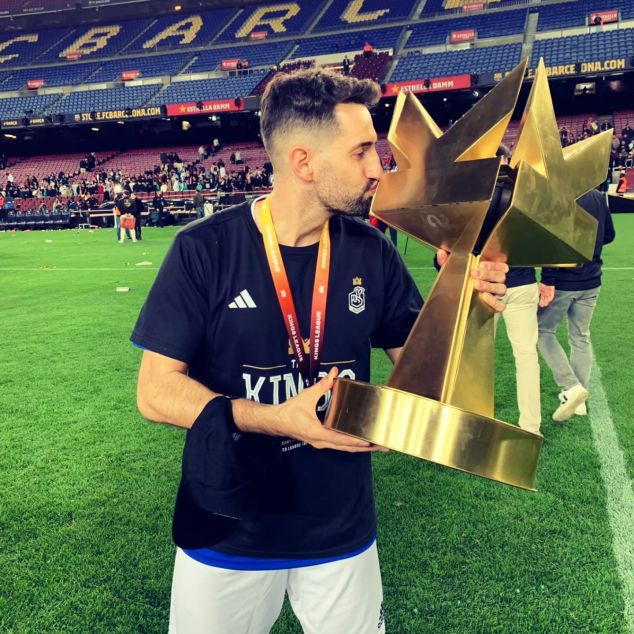 Javi Capilla, amb el trofeu de campions de la Kings League, al Camp Nou. Foto: Condevisual