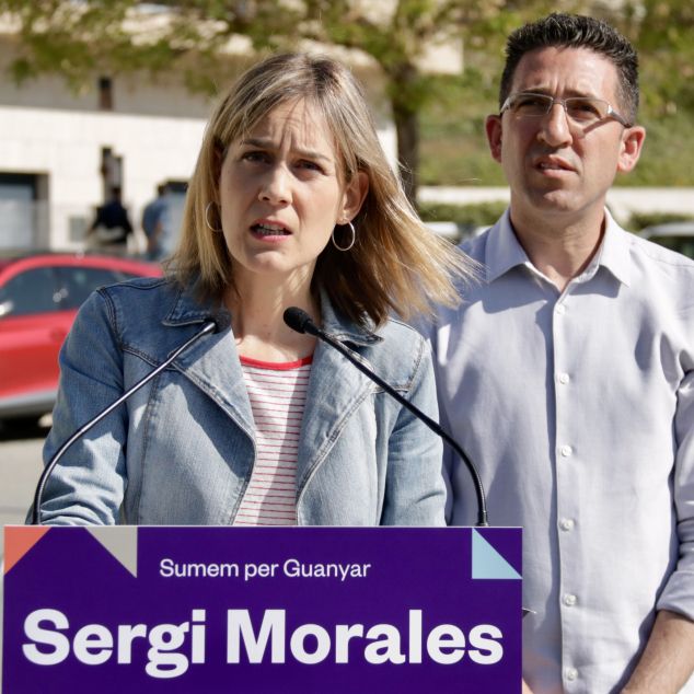 Jessica Albiach i Sergi Morales, davant del Tanatori de Mataró. Foto: ACN