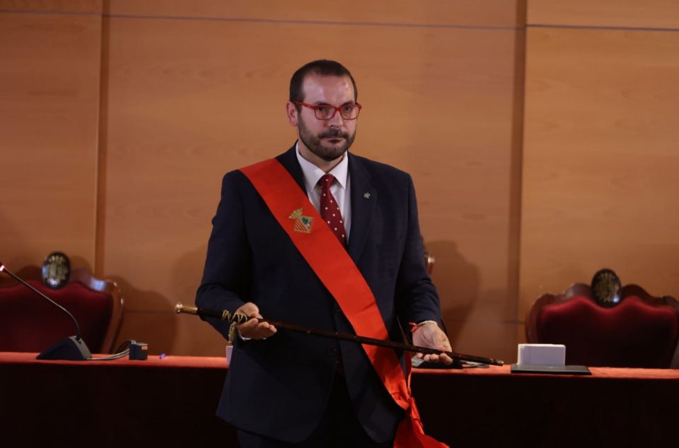 Bote, amb la vara d'alcalde de Mataró. Foto: Marga Cruz (Ajuntament)