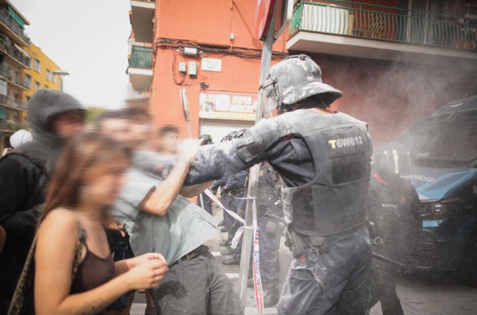 Un mosso enfarinat enfrontant-se als manifestants en el desnonament a Mataró. Foto: Sindicat Habitatge