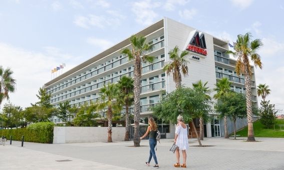 Dos turistes a l'hotel Atenea de Mataró
