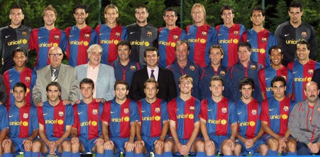 La plantilla del Barça B 2006-2007. Dani Fragoso apareix just sota del president del club, Joan Laporta