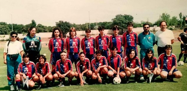 El Barça femení campió de la Copa de la Reina 1993-1994. Ani García Carrión apareix a la fila superior, la tercera per l'esquerra, a costat de la portera. Foto: fcbarcelona.cat