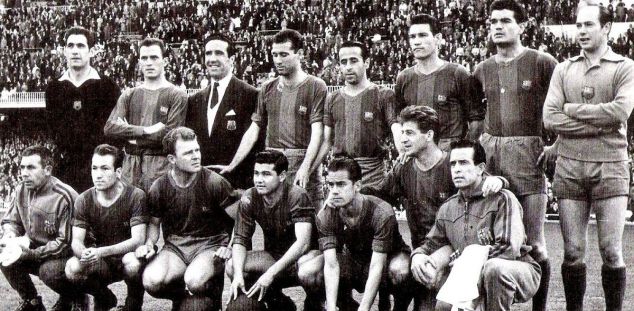 Una alineació del FC Barcelona el mes d'abril de 1959. Estrems apareix a la fila superior, a l'extrem dret de la imatge. A la fotografia hi són destacades figures com Ramallets, Segarra, Kubala, Luis Suárez, Kocsis o l'entrenador Helenio Herrera