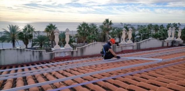 Mataró posa plaques fotovoltaiques a l'icònic Cafè de Mar