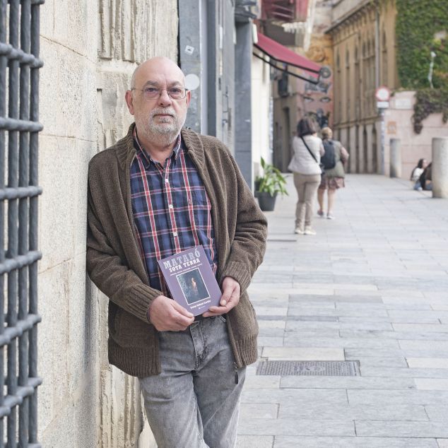 Josep Antoni Cortès, amb el seu llibre. Foto: R. Gallofré
