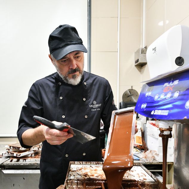 Claudi Uñó, a l'obrador, treballant la xocolata. Foto: R. Gallofré